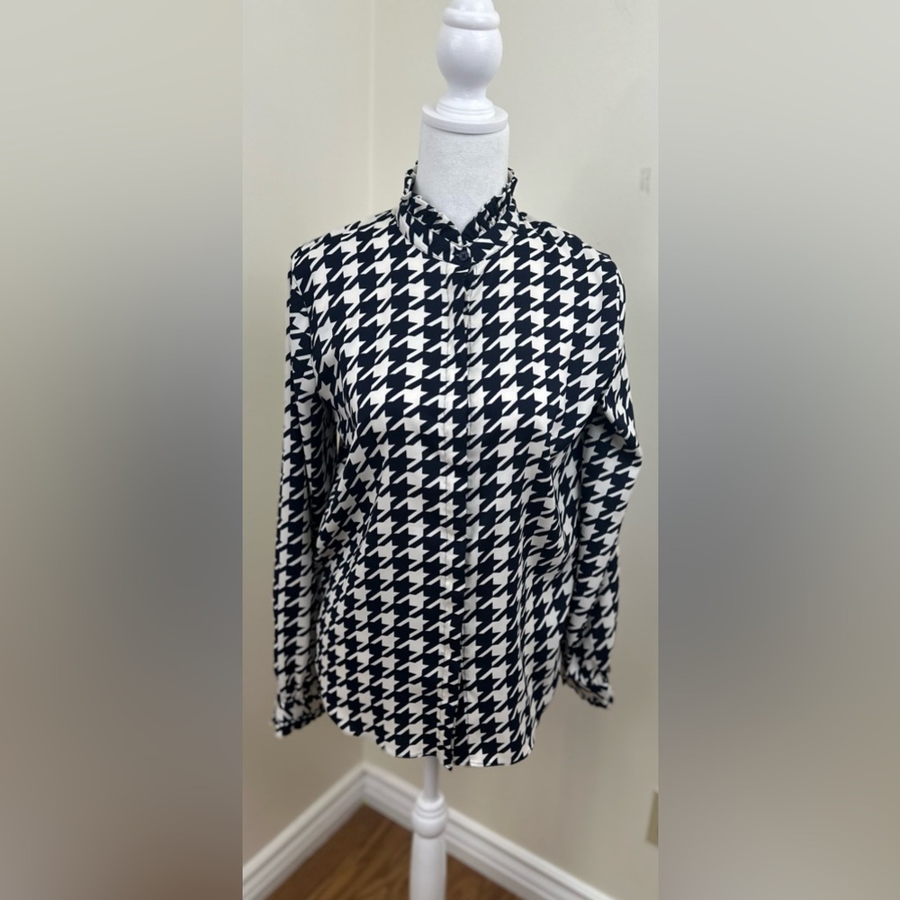 Ann Taylor button up blouse navy/cream abstract pattern ruffled neck/sleeve S/SM